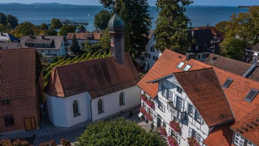 Blick von oben (Drohne) auf den See und den Kapellenplatz mit der St. Jakobus Kapelle und dem Gasthof zur Kapelle