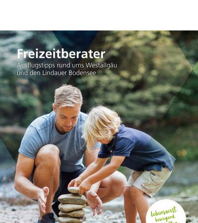 Titelbild Freizeitberater, Vater baut Steinmännchen mit dem Sohn