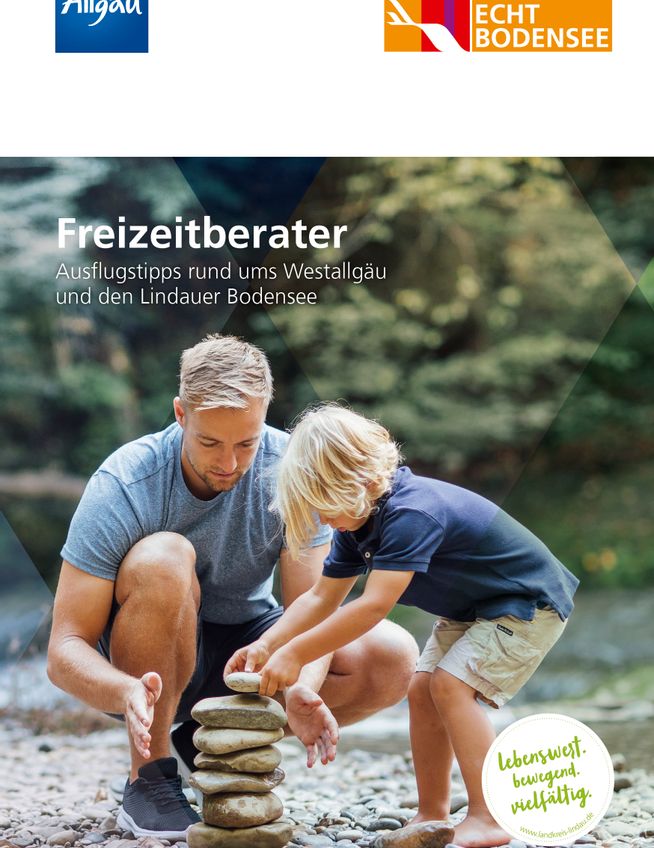 Titelbild Freizeitberater, Vater baut Steinmännchen mit dem Sohn