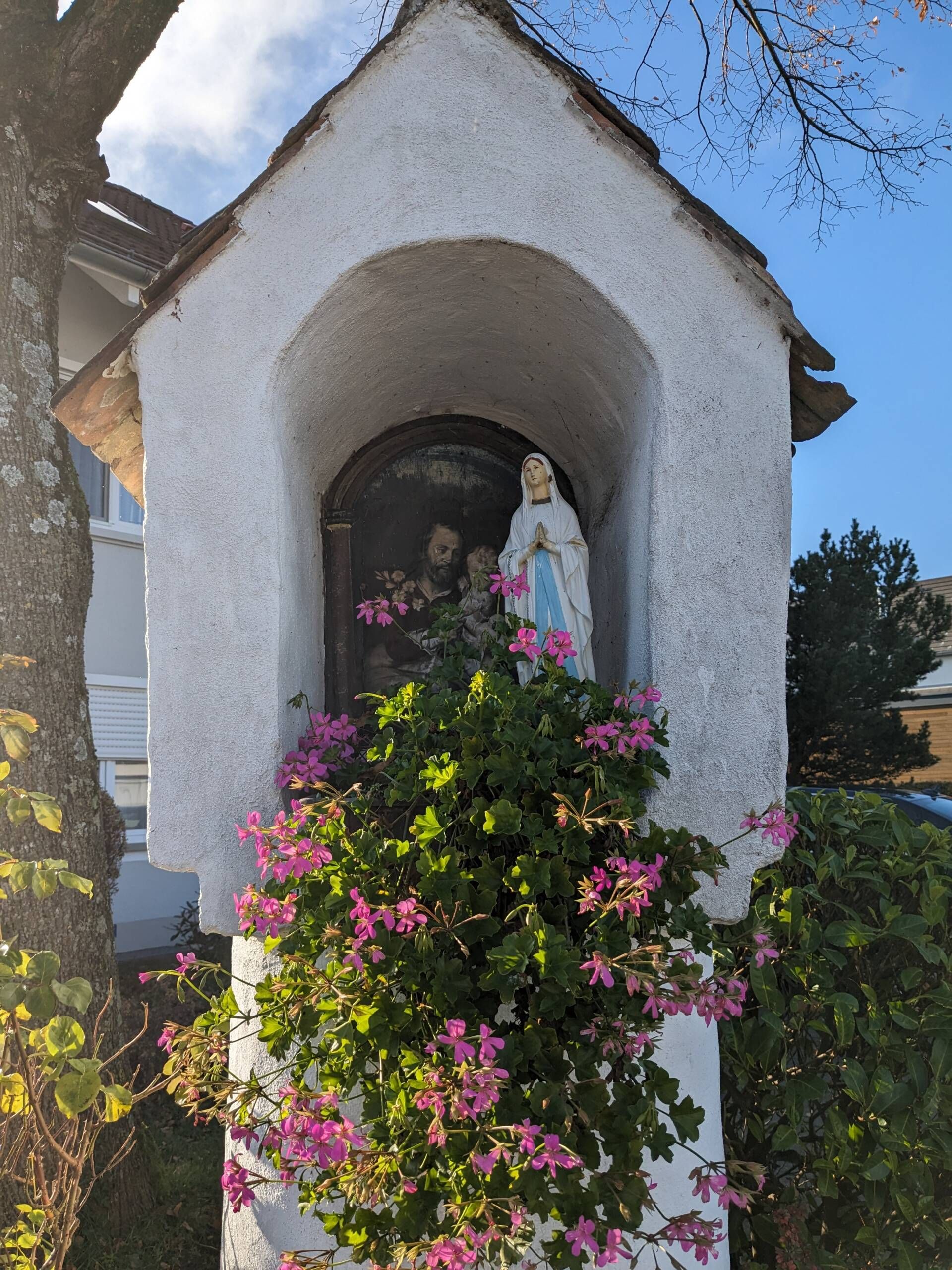Bildstöckle mit Blumen, Madonnenfigur und Bild
