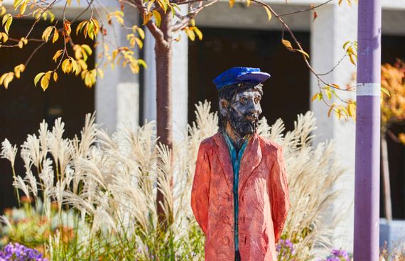 Holzfigur von Clemens Heinl auf dem Kirchplatz, sie stellt einen Schiffsanbinder von ehemals dar