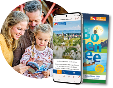 Familie mit dem Reiseführer der Gästekarte EBC und ein Handy mit der App