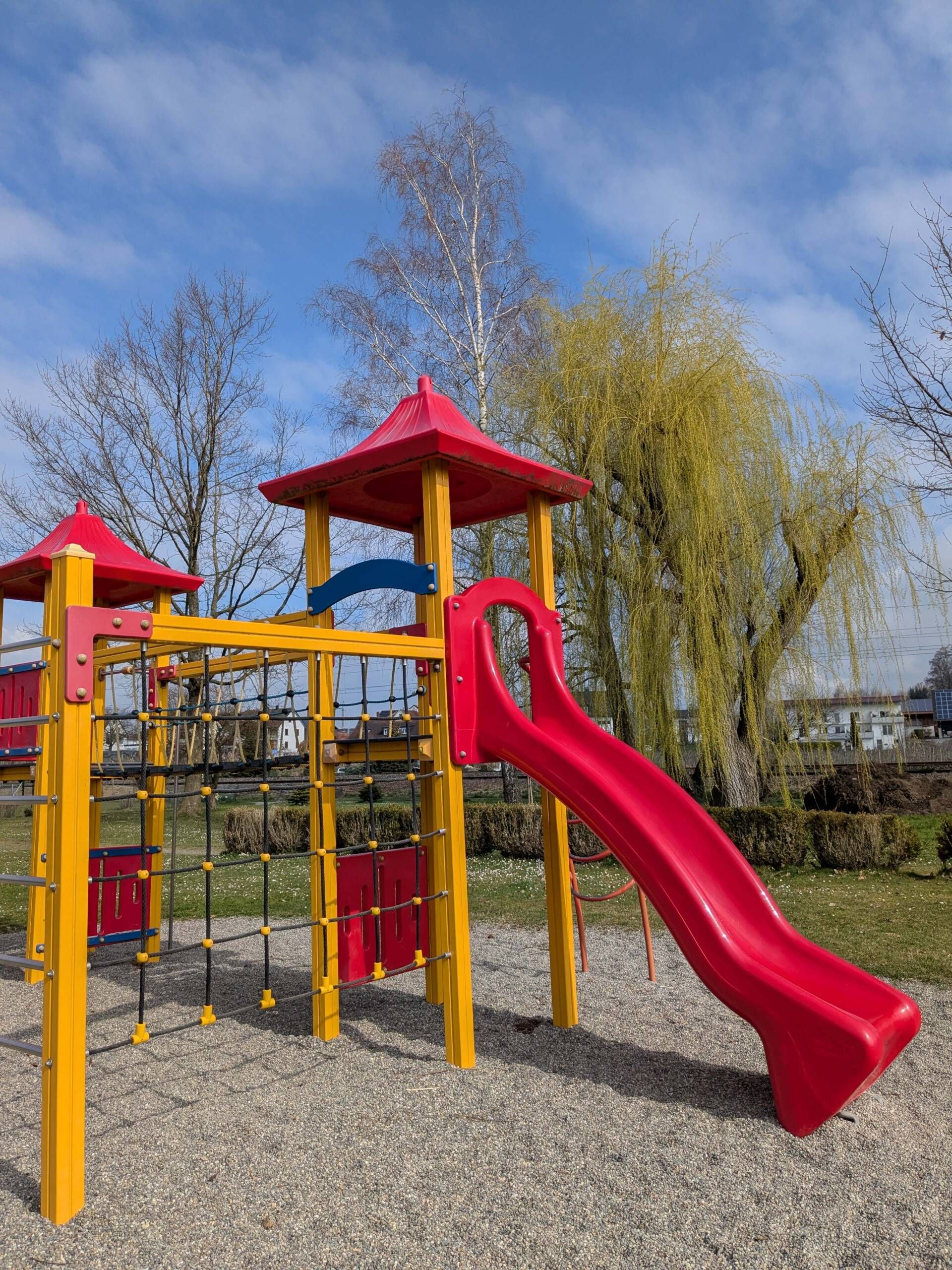 Rutsche und Spielhaus am Spielplatz