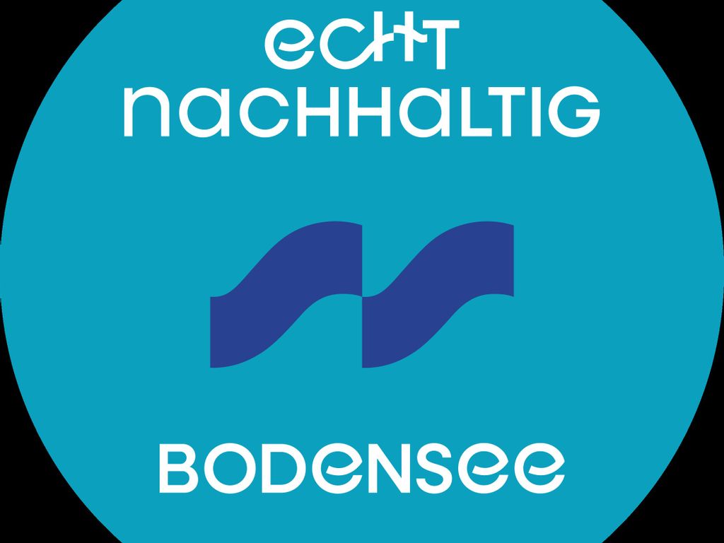 Logo echt nachhaltig Bodensee: stilisierte dunkelblaueWellen auf hellblauem Grund