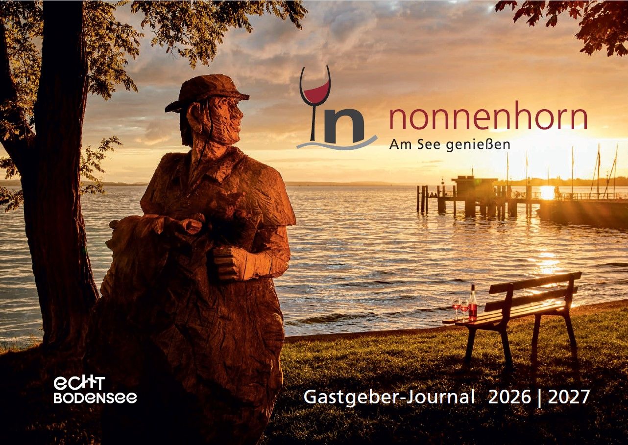 Titelbild für das Gastgeberjournal mit eine, Fischer als Holzfigur und dem Landesteg im Hintergrund im Abendrot