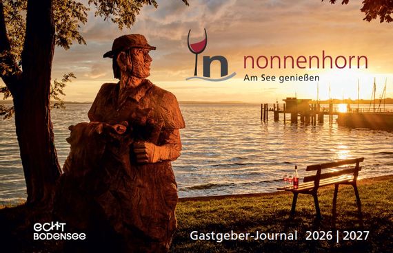Titelbild für das Gastgeberjournal mit eine, Fischer als Holzfigur und dem Landesteg im Hintergrund im Abendrot