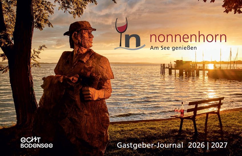 Titelbild für das Gastgeberjournal mit eine, Fischer als Holzfigur und dem Landesteg im Hintergrund im Abendrot