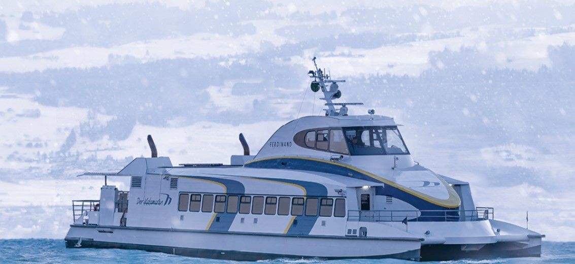 Katamaran im Winter auf dem See