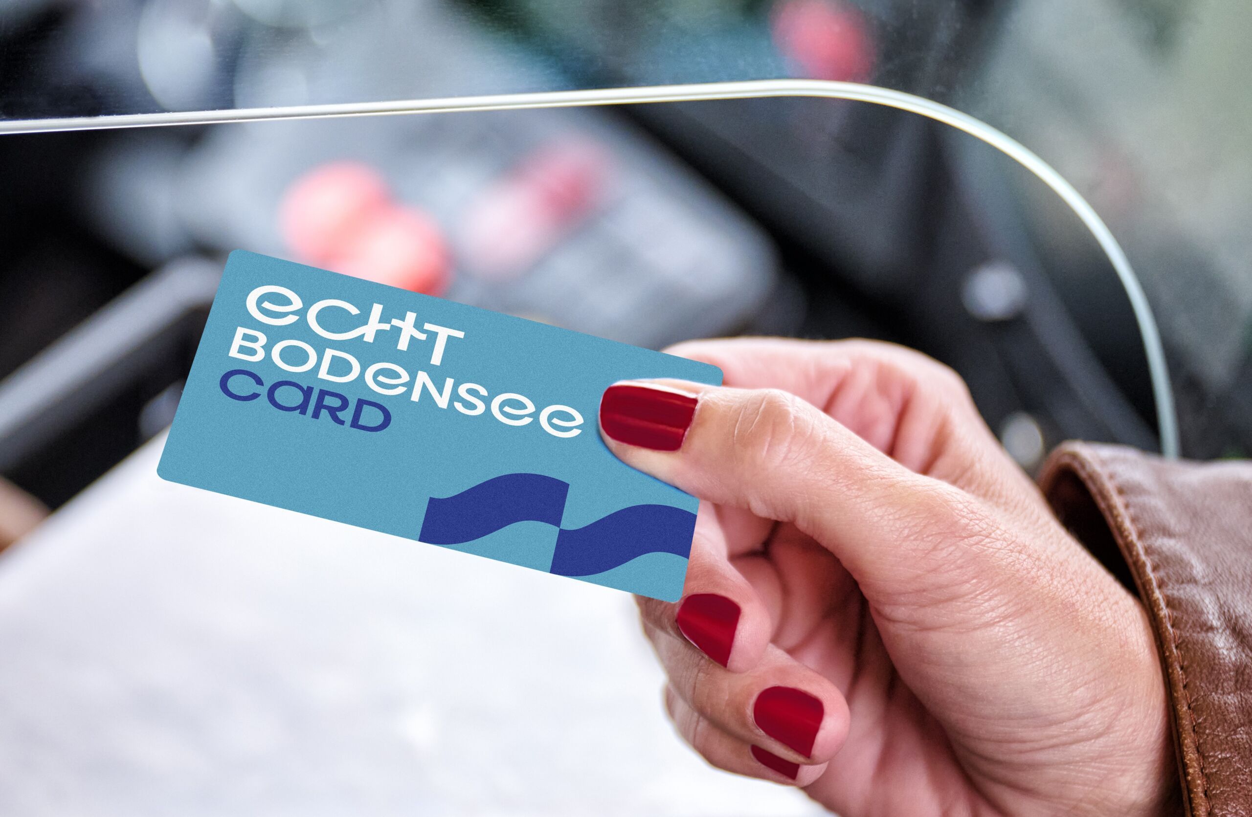 eine Hand mit der Echt Bodensee Card