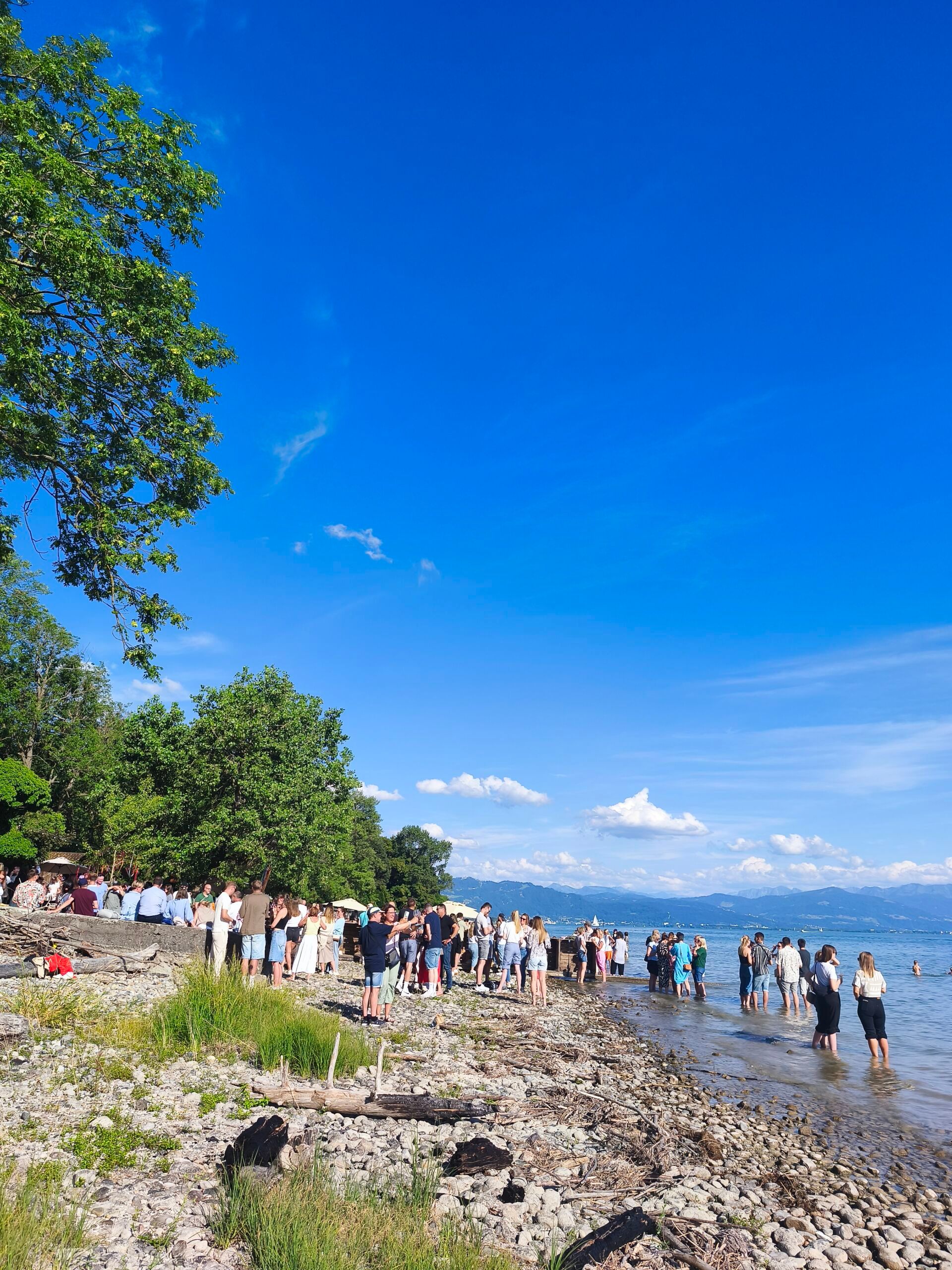 Leute die im Wasser stehen, bei einem Weinfest