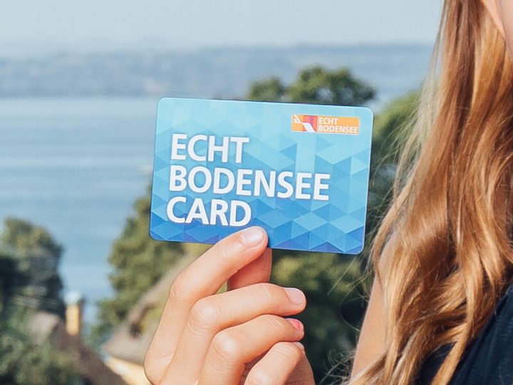Eine Hand hält die Echt Bodensee Card nach oben.