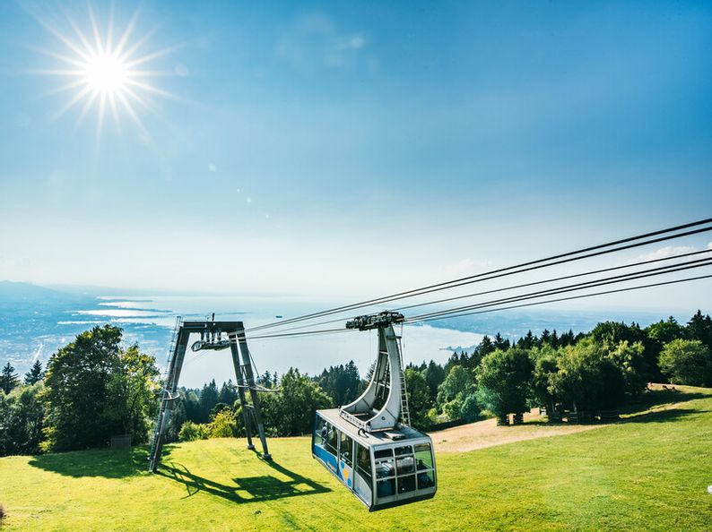 Die Seilbahn der Pfänderbahn fährt den Pfänder hoch. Im Hintergrund ist der Bodensee zu sehen.
