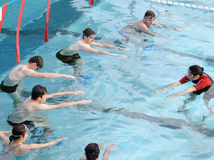 Mehrere Schwimmer in der Schwimmschule AQUA Kolleg