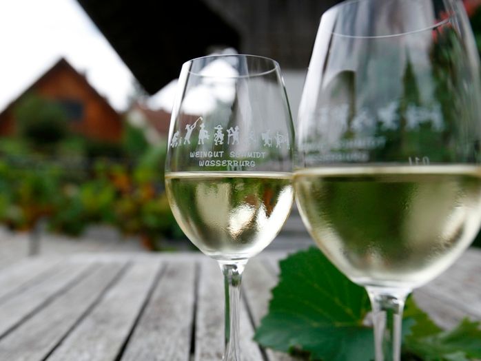 Zwei Weingläser auf einem Tisch. .