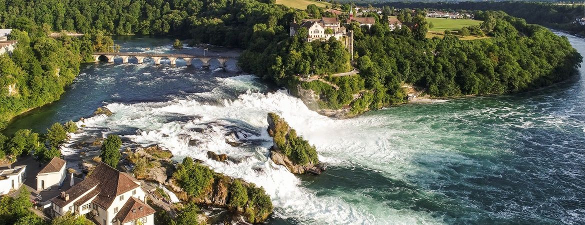 Luftaufnahme Rheinfall Schaffhausen mit dem Schloss Laufen.