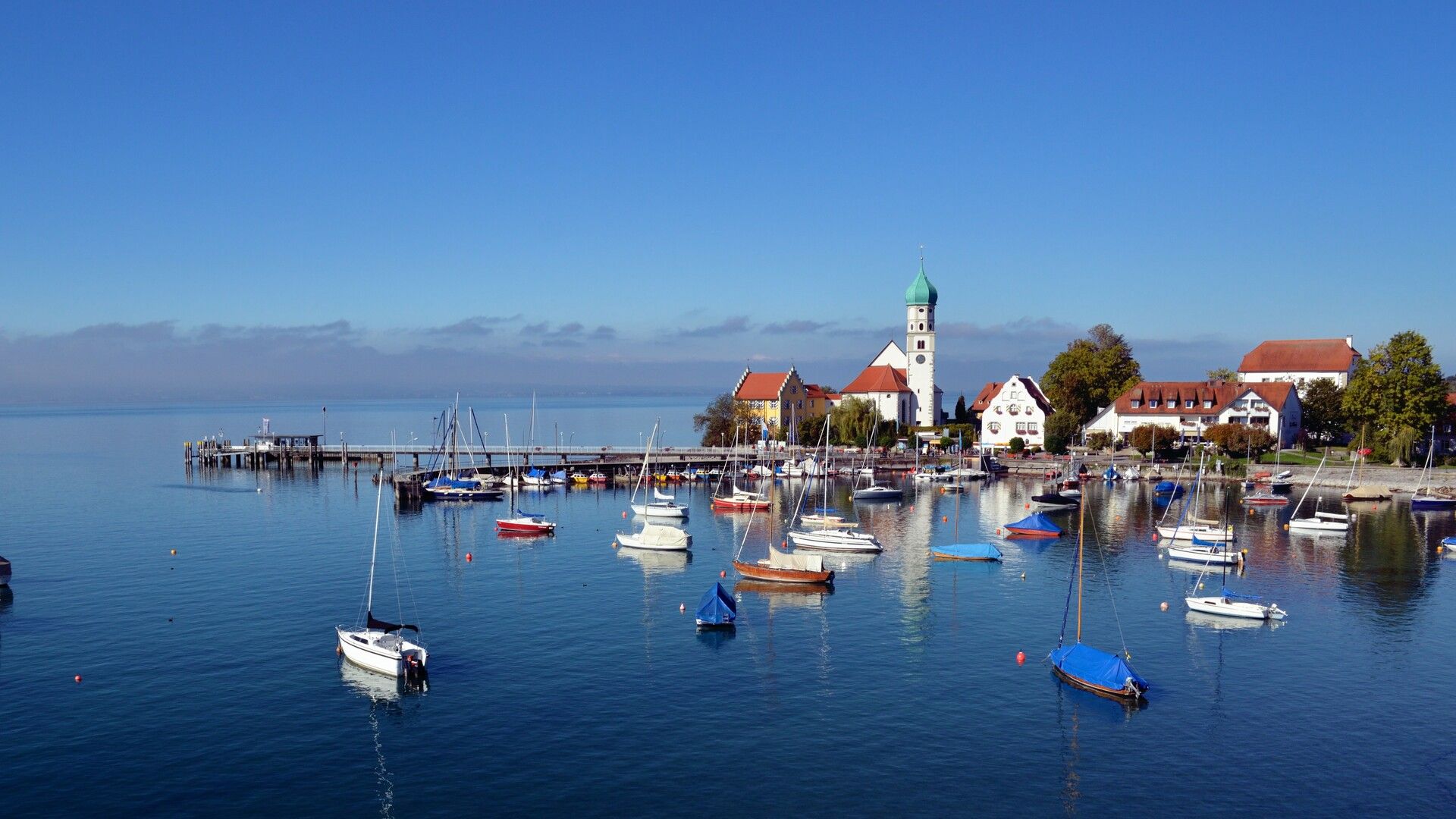 Luftbildaufnahme von der Halbinsel in Wasserburg mit Hafen.