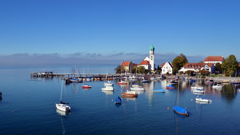 Luftbildaufnahme von der Halbinsel in Wasserburg mit Hafen.