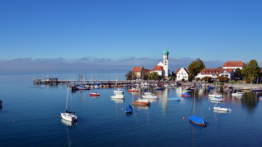 Luftbildaufnahme von der Halbinsel in Wasserburg mit Hafen.