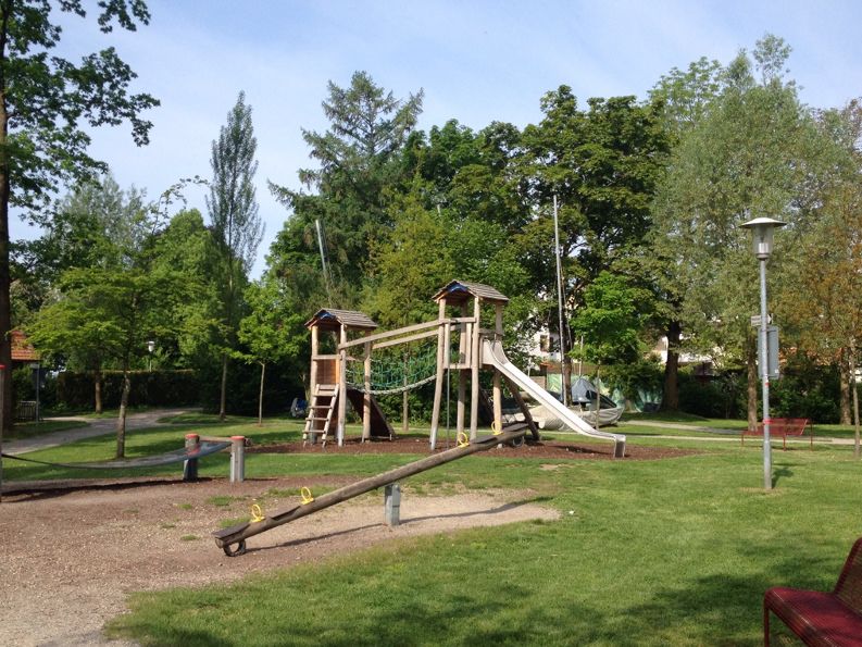 Spielplatz Wasserburg mit Wippe, Rutsche und Kletterhaus.