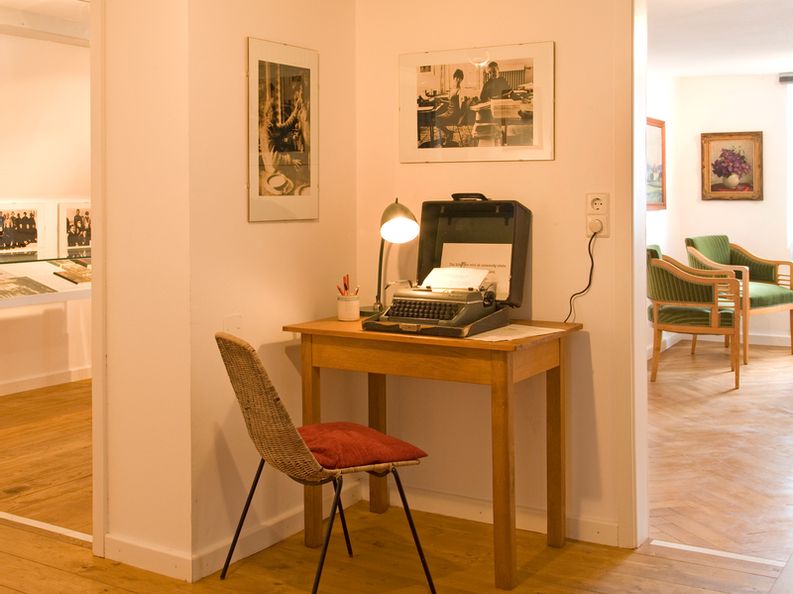 Raum im Museum im Malhaus mit einem Schreibtisch und einer Schreibmaschine,