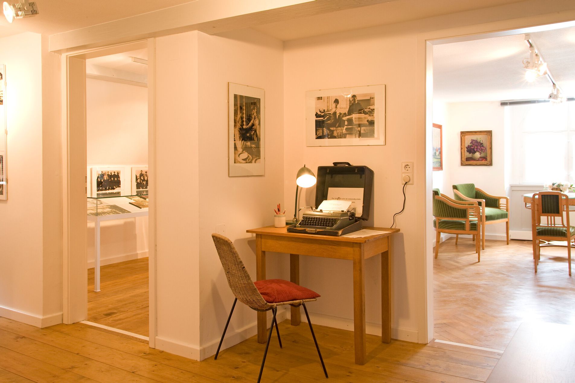Raum im Museum im Malhaus mit einem Schreibtisch und einer Schreibmaschine,