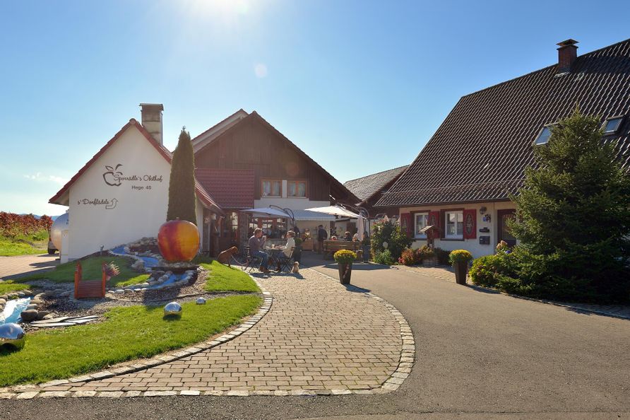 Außen Ansicht Obsthof Sporrädle mit Sitzbereich des Cafes,