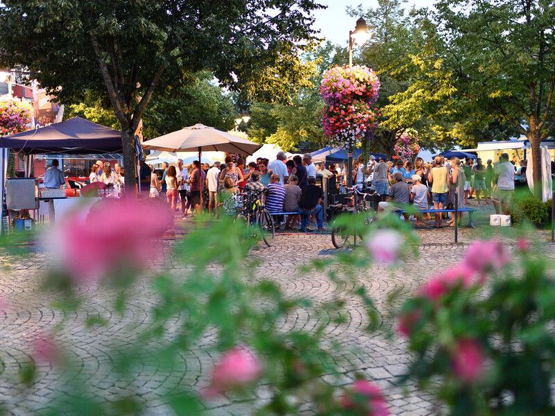 Abendmarkt in Wasserburg auf dem Lindenplatz.