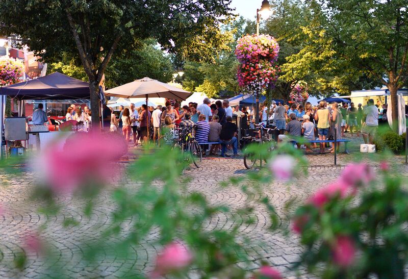 Abendmarkt in Wasserburg auf dem Lindenplatz.