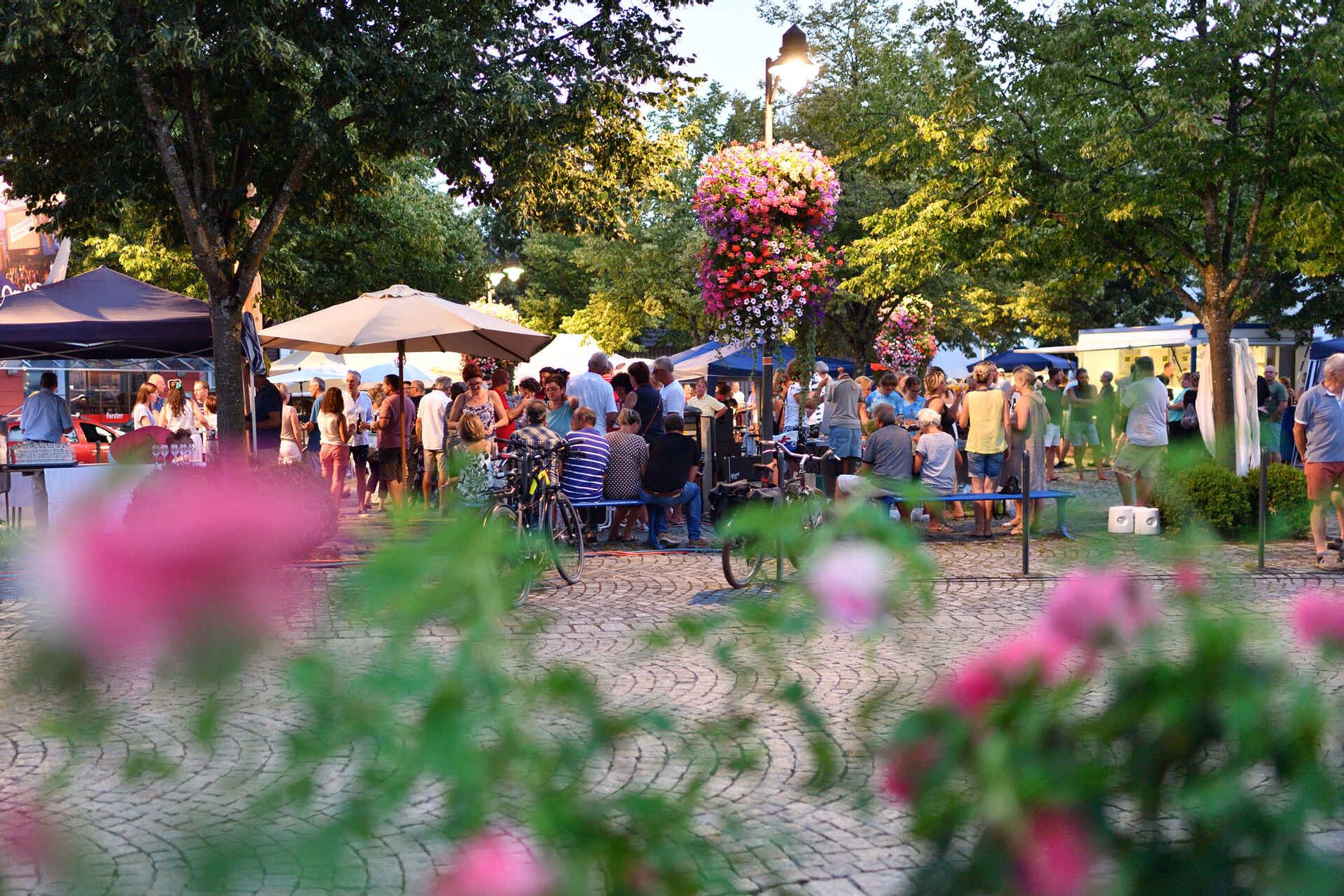 Abendmarkt in Wasserburg auf dem Lindenplatz.