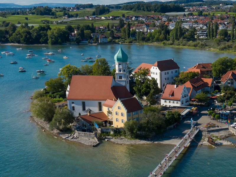 Luftaufnahme Halbinsel Wasserburg mit der St. Georgskirche. Umring vom Bodensee.