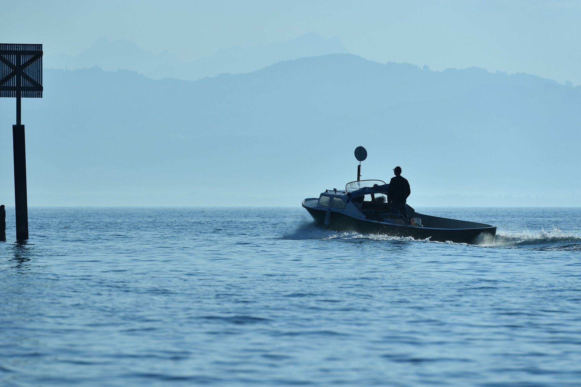 Fischerboot fährt raus auf den Bodensee.