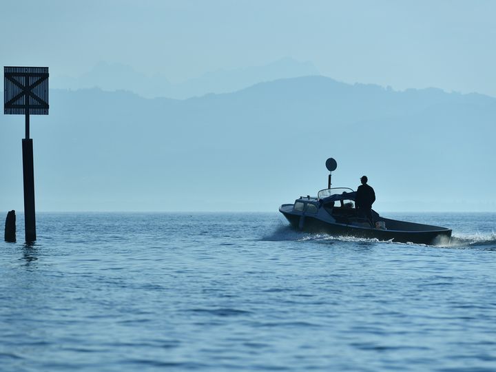 Fischerboot fährt raus auf den Bodensee.