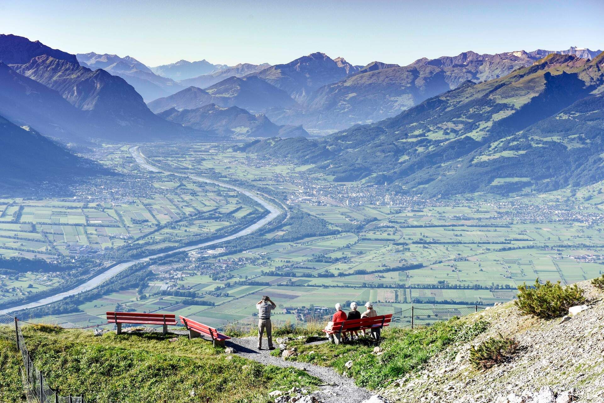 Aussichtspunkt am Rheintal. Im Hintergrund sieht man die Bergwelt.