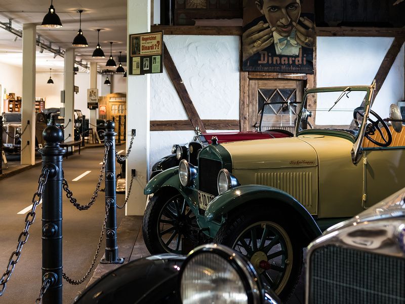 Innenraum des Auto- und Traktormuseums mit Autos von früher.