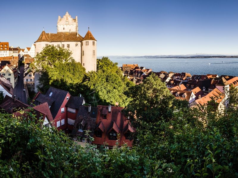 Die Burg Meersburg. Im Hintergrund der Bodensee.
