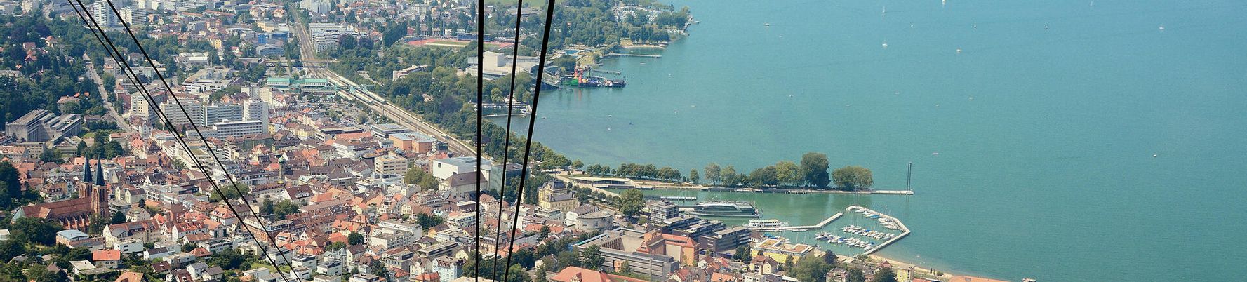 Die Seilbahn der Pfänderbahn fährt den Pfänder hoch. Im Hintergrund ist der Bodensee zu sehen.