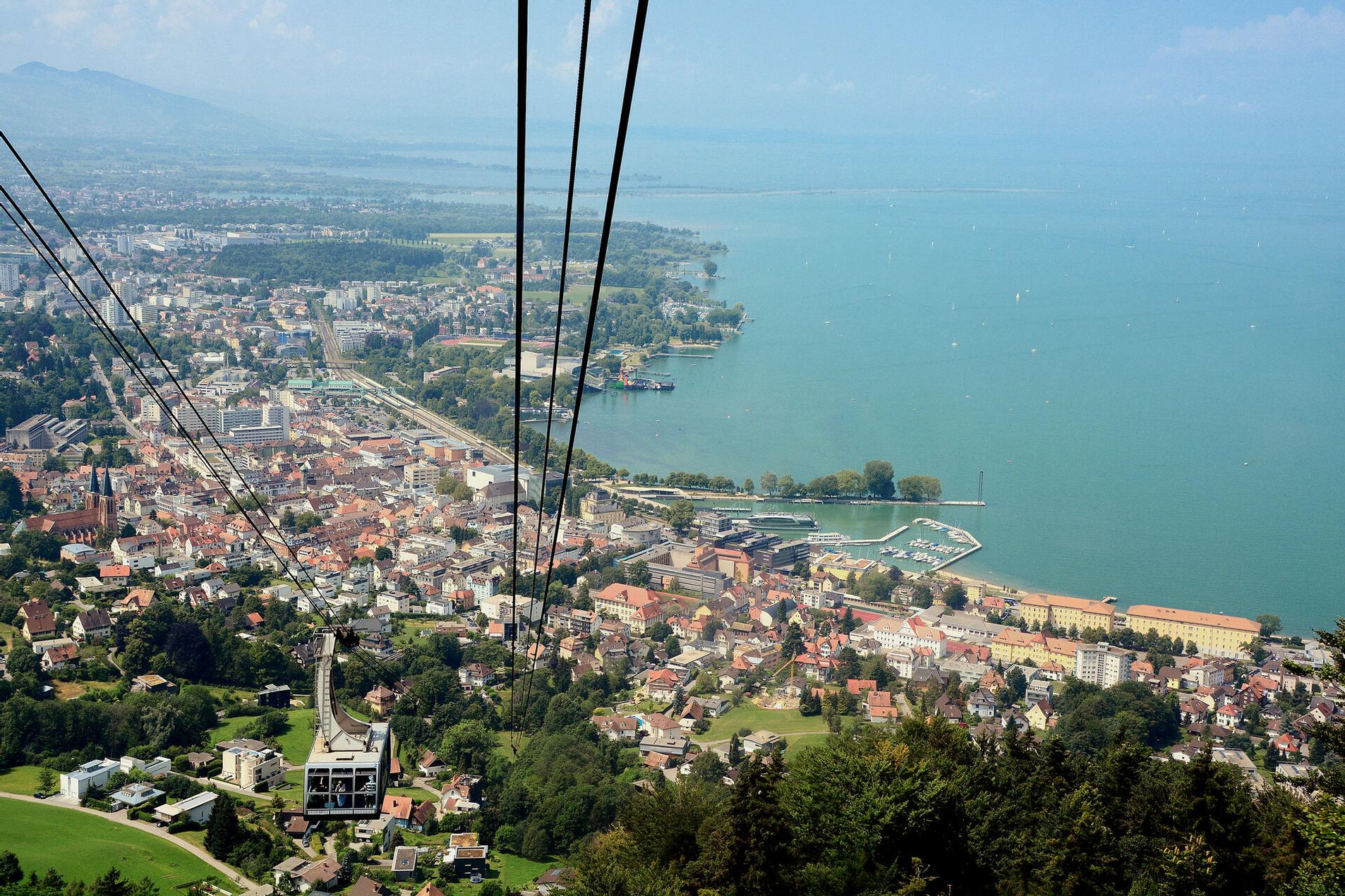 Die Seilbahn der Pfänderbahn fährt den Pfänder hoch. Im Hintergrund ist der Bodensee zu sehen.