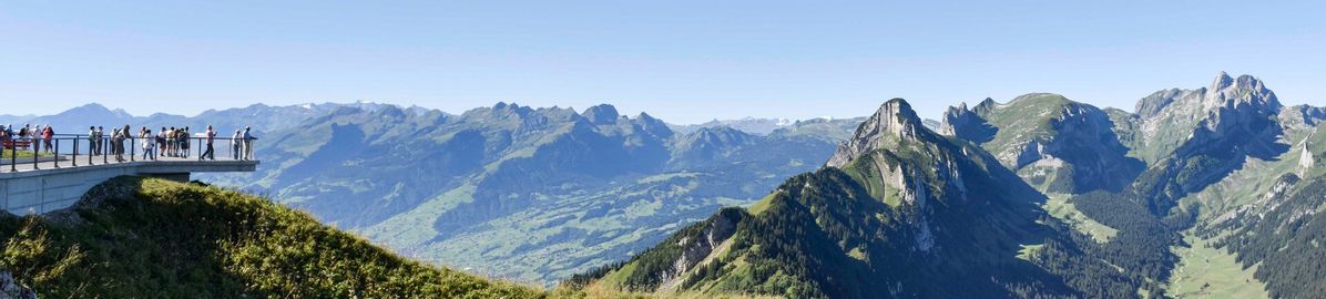Luftaufnahme Europarundweg Schweiz. Im Hintergrund die Bergwelt zu sehen.