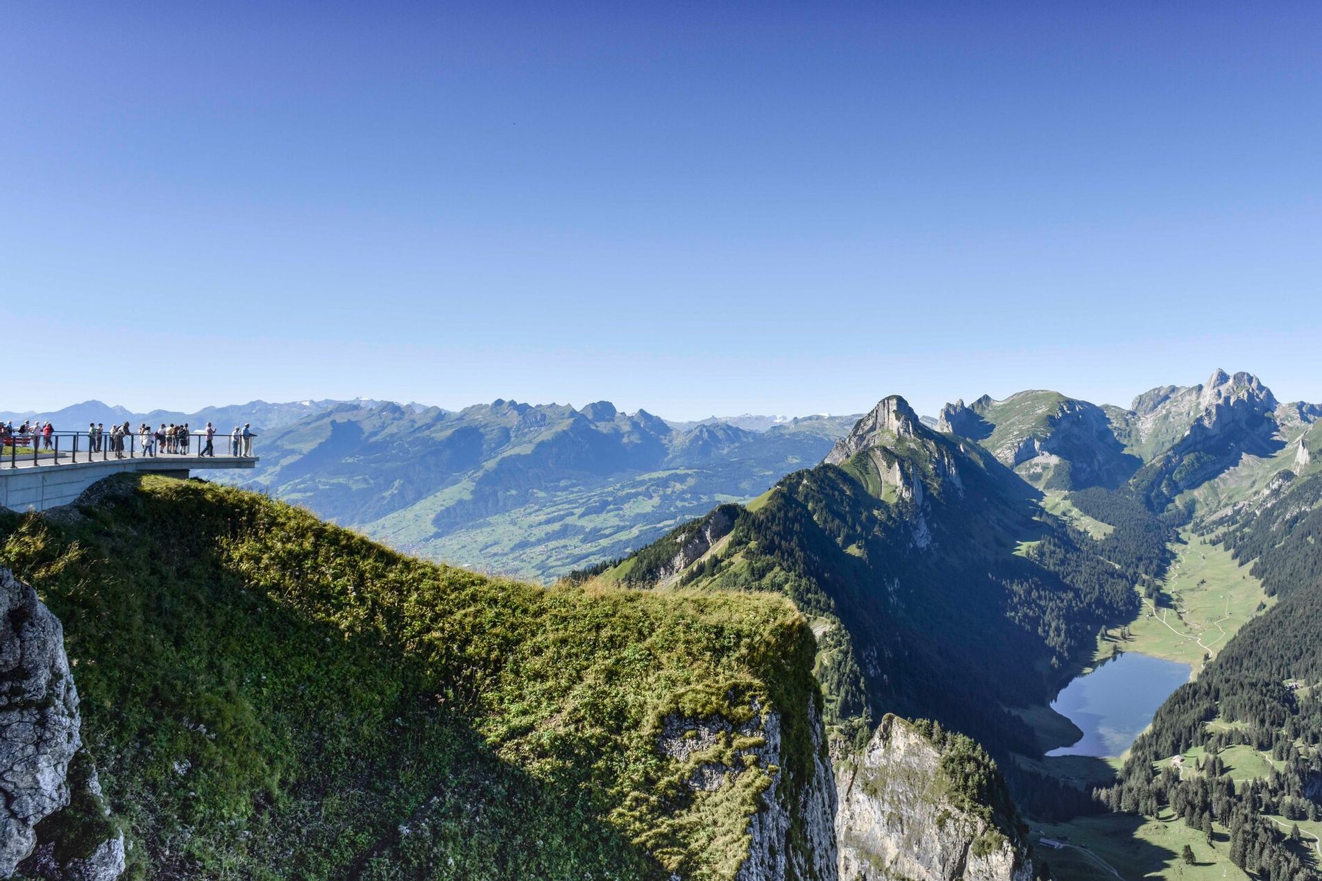 Luftaufnahme Europarundweg Schweiz. Im Hintergrund die Bergwelt zu sehen.