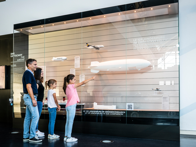Eine Familie mit zwei Kindern im Zeppelin Museum in Friedrichshafen.