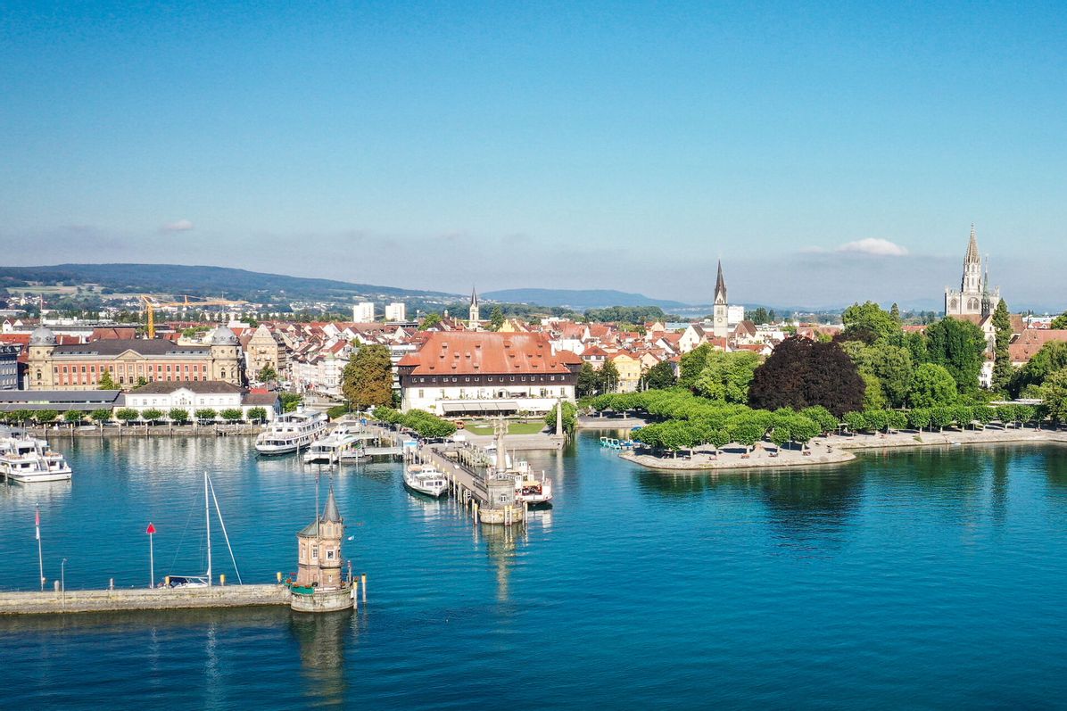 Luftaufnahme Hafeneinfahrt Konstanz. Im Vordergrund ist der See zu sehen und im Hintergrund Konstanz.