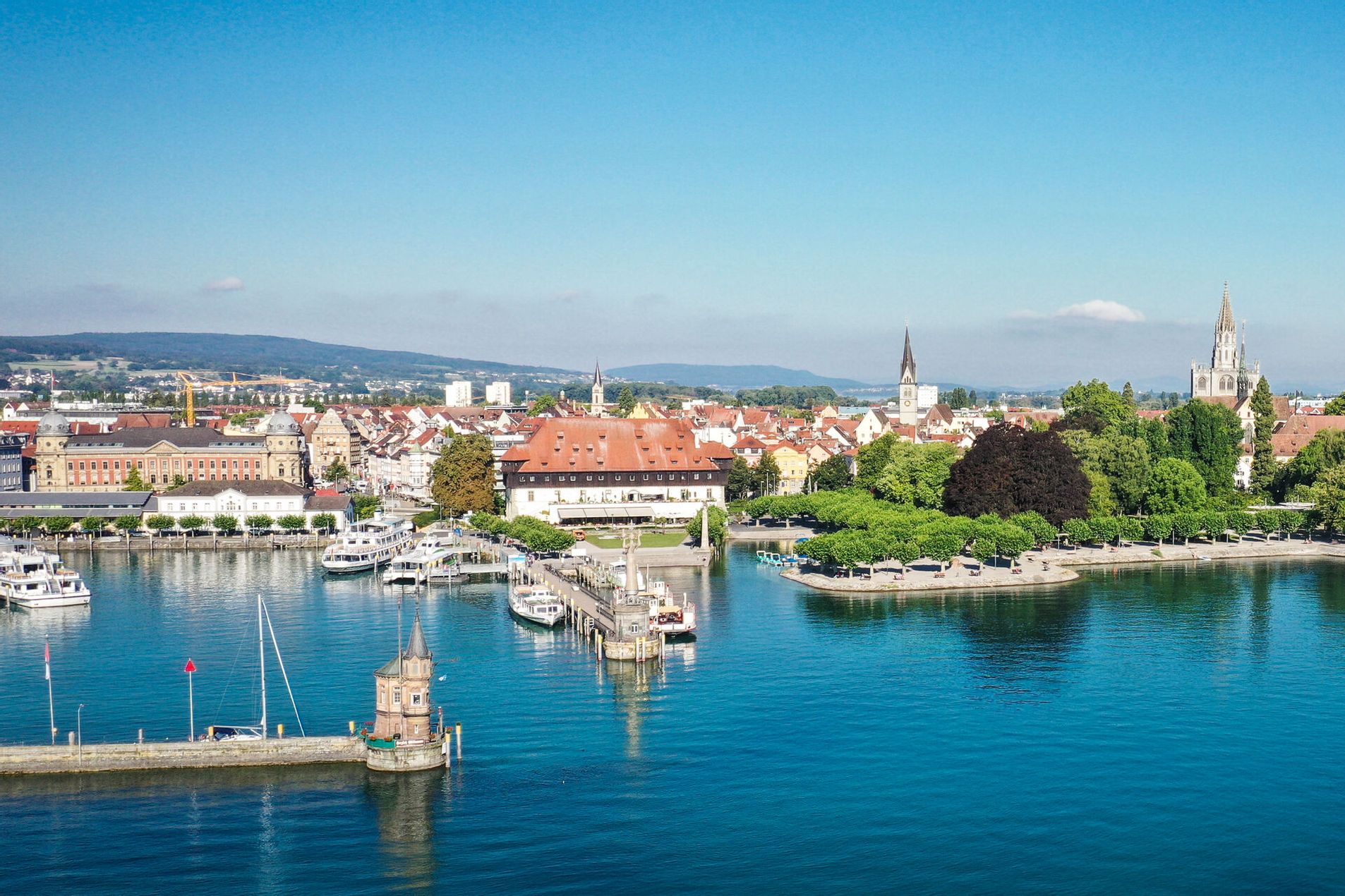 Luftaufnahme Hafeneinfahrt Konstanz. Im Vordergrund ist der See zu sehen und im Hintergrund Konstanz.
