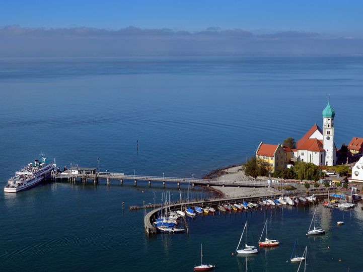 Luftbild Halbinsel Wasserburg mit St. Georgskirche, Schiffsanleger und Hafen in Wasserburg.