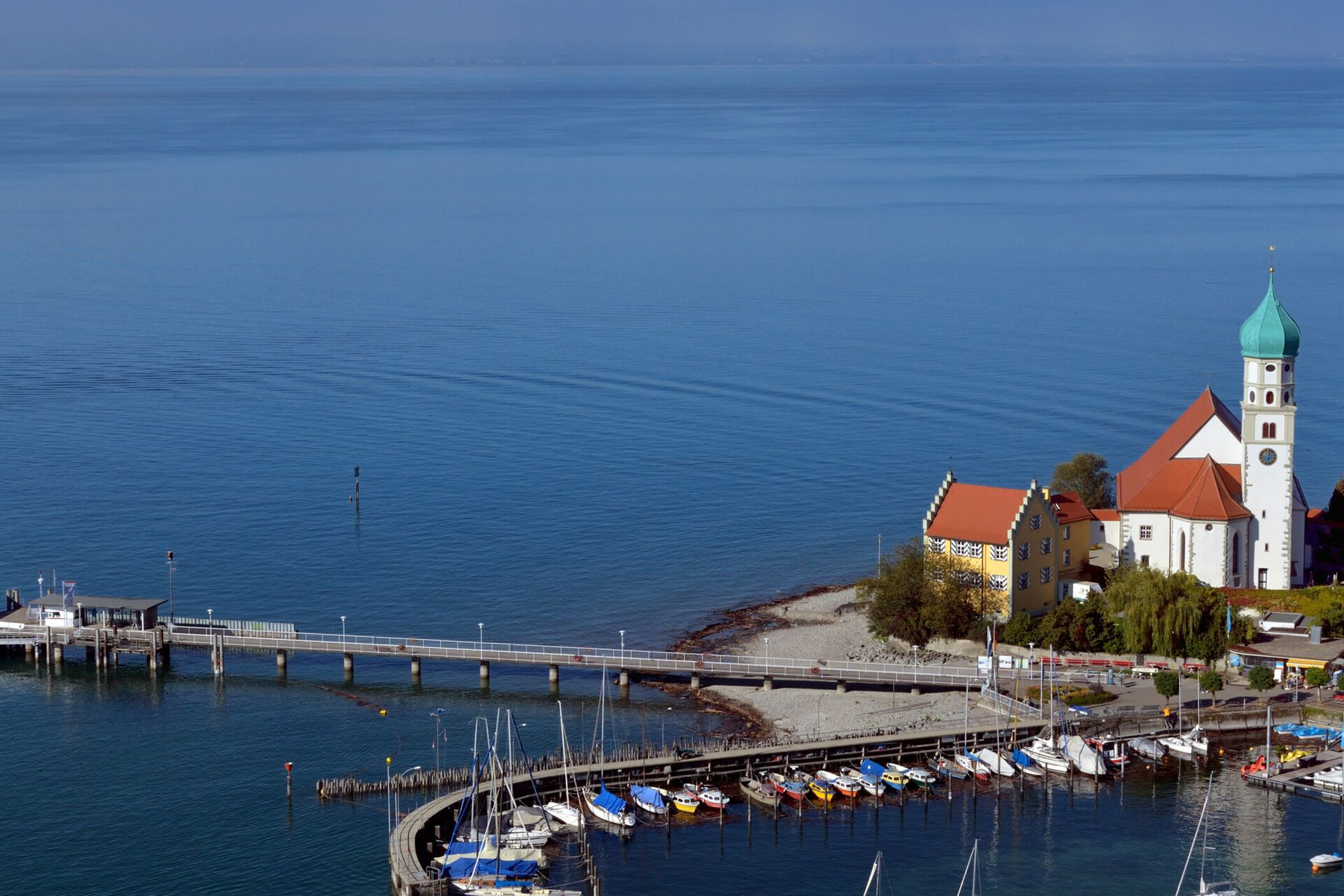 Luftbild Halbinsel Wasserburg mit St. Georgskirche, Schiffsanleger und Hafen in Wasserburg.