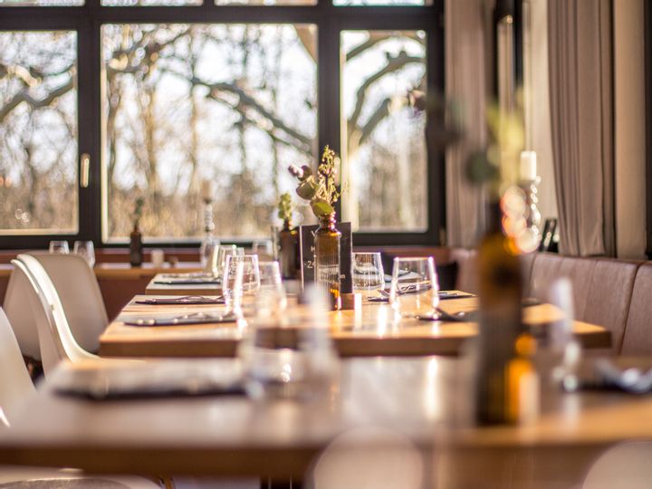 Gedeckte Tische in einem Restaurant.