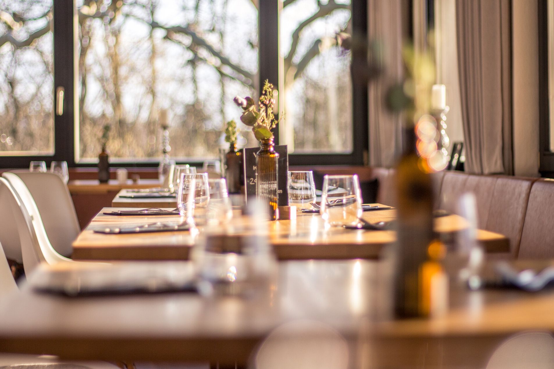 Gedeckte Tische in einem Restaurant.