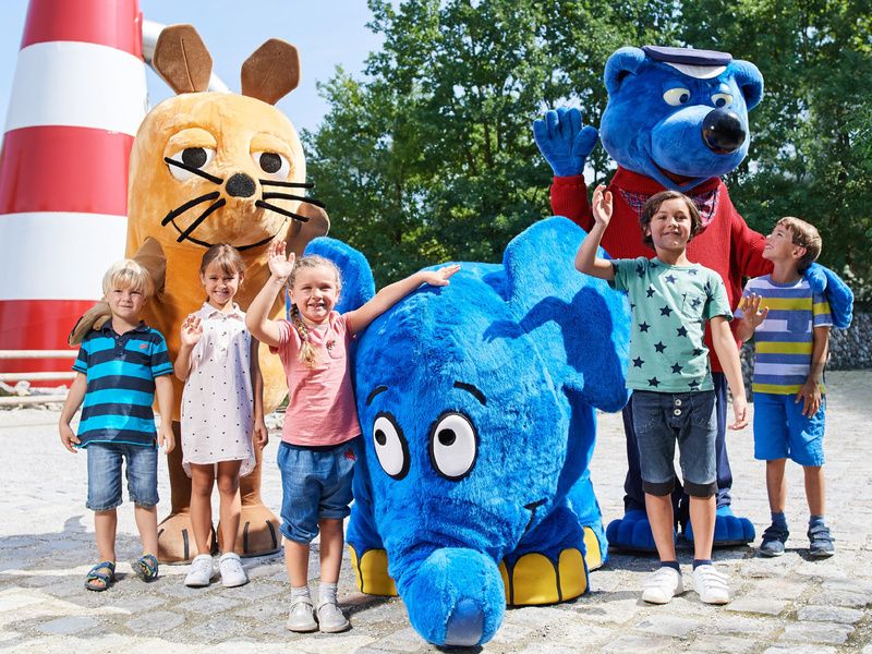 Die Maus, Der Elefant und Käpten Blaubär umringt von Kindern im Ravensburger Spieleland.