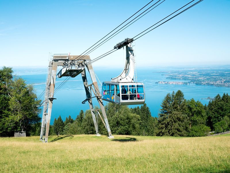 Die Seilbahn der Pfänderbahn fährt den Pfänder hoch. Im Hintergrund ist der Bodensee zu sehen.