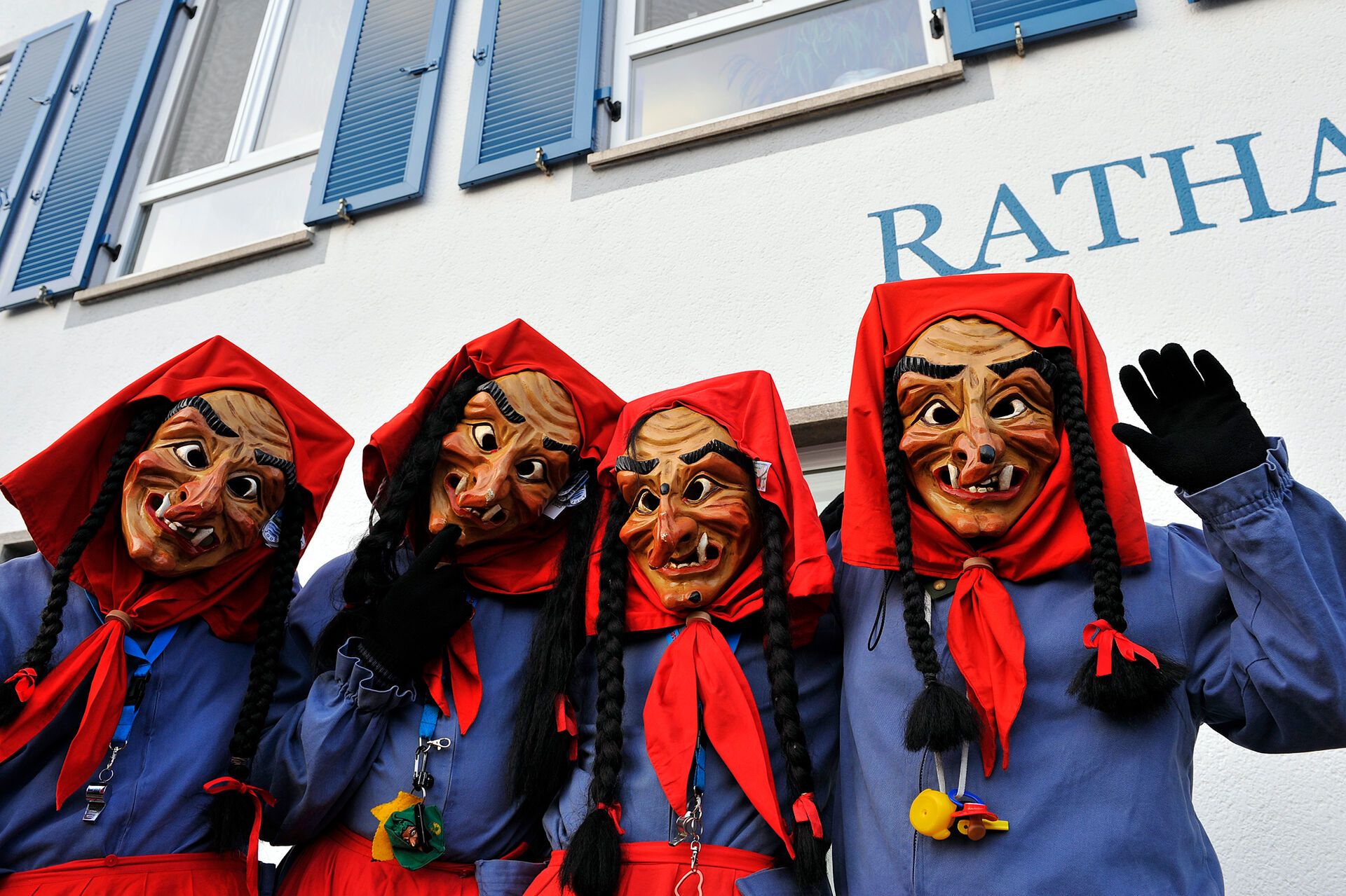 Die Wasserburger Feuerhexen vor dem Rathaus in Wasserburg.