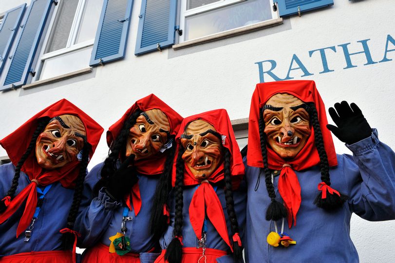 Die Wasserburger Feuerhexen vor dem Rathaus in Wasserburg.